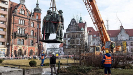 Demontaż Pomnika Wdzięczności dla Armii Radzieckiej w Legnicy. Fot. PAP/M. Kulczyński