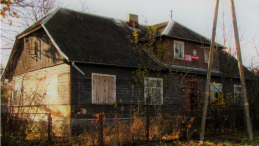 Ponadsiedemdziesięcioletni budynek drewnianej szkoły z miejscowości Kalinowo Solki. Źródło: Podlaskie Muzeum Kultury Ludowej