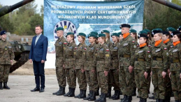 Minister obrony narodowej Mariusz Błaszczak (3L) podczas spotkania z uczniami klas mundurowych z placówek oświatowych zakwalifikowanych do II edycji „Pilotażowego programu wspierania szkół prowadzących Piony Certyfikowanych Wojskowych Klas Mundurowych” w 1 Warszawskiej Brygadzie Pancernej w Warszawie – Wesołej. Fot. PAP/M. Obara