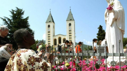 Pielgrzymi modlący się przed kościołem w znajdującej się w Bośni i Hercegowinie wiosce Medjugorje. Fot. PAP/EPA