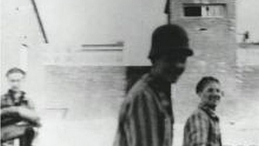 Wyzwolenie "Gęsiówki". Uwolnieni Żydzi na tle wieży strażniczej. 1944-08-05. Fot. NAC