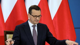 Premier Mateusz Morawiecki podpisuje wspólną deklarację rządów polskiego i izraelskiego podczas konferencji prasowej w KPRM w Warszawie. Fot. PAP/L. Szymański
