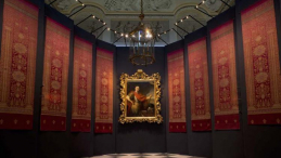 Wystawa tkanin tureckich i portretu Jana III w Wielkiej Sieni; w górze widczony fragment dekoracji pomieszczenia z czasow Jana III. Fot. W. Holnicki, źródło:  Muzeum Pałacu Króla Jana III w Wilanowie