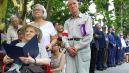 Warszawa, 28.07.2018. Lidia Wyleżyńska ps. Zola (L) podczas uroczystości w ramach obchodów 74. rocznicy wybuchu Powstania Warszawskiego przy Kamieniu „Żołnierzom Żywiciela”. Fot. PAP/R. Guz