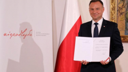 Prezydent Andrzej Duda podpisał ustawę o Medalu Stulecia Odzyskanej Niepodległości. Fot. PAP/J. Bednarczyk