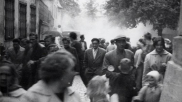 Wydarzenia Zielonogórskie 1960: ucieczka przed MO, plac Wielkopolski. Źródło: IPN