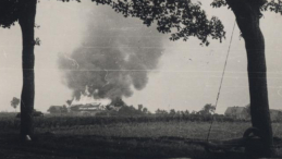 Niemiecki atak z użyciem czołgów, w tle płonąca wieś. Wrzesień 1939 r. Źródło: CAW