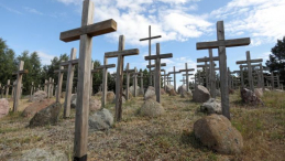 Krzyże w Gibach upamiętniające pomordowanych w obławie augustowskiej. Fot. PAP/A. Reszko