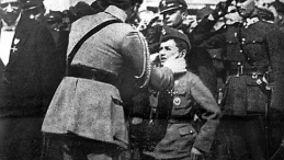 Marszałek Piłsudski odznacza T. Jeziorowskiego. Źródło: Wikimedia Commons