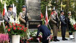 Prezydent Andrzej Duda składa kwiaty przy pomniku upamiętniającym około 7000 Polaków rozstrzelanych w pierwszych miesiącach II wojny światowej w Lesie Szpęgawskim. 01.09.2018. Fot. PAP/A. Warżawa