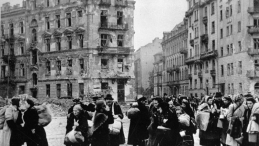 Ludność cywilna opuszcza Warszawę po ustaniu walk. 10.1944 r. Fot. PAP/CAF