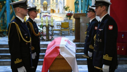 Trumna ze szczątkami admirała Józefa Unruga przed rozpoczęciem uroczystości pogrzebowych Unruga i jego żony Zofii w kościele Bożego Ciała w Helu. Fot. PAP/A. Warżawa