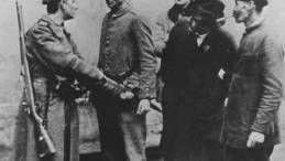 Warszawa, 11.1918. Rozbrajanie niemieckich żołnierzy na ulicach po uznaniu niepodległości Polski i kapitulacji Niemiec. Fot. PAP/reprodukcja