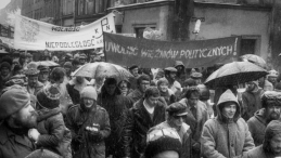 Kraków, 11.11.1980. Manifestacja w rocznicę odzyskania niepodległości. Fot. PAP/J. Ochoński