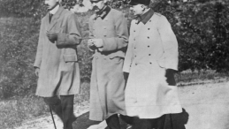 Józef Piłsudski, Kazimierz Sosnkowski i oficer armii niemieckiej Schlossmann w czasie spaceru na terenie twierdzy w Magdeburgu. Fot. NAC