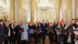 Prezydent RP Andrzej Duda (C-L) z małżonką Agatą Kornhauser-Dudą (C-P) podczas uroczystości wręczenia najwyższych polskich odznaczeń - Orderów Orła Białego, nadanych pośmiertnie ponad 20 wybitnym Polakom zasłużonym dla chwały, dobra i pożytku Rzeczypospolitej Polskiej, z okazji Narodowych Obchodów Setnej Rocznicy Odzyskania Niepodległości Rzeczypospolitej Polskiej na Zamku Królewskim w Warszawie. Fot. PAP/R. Guz