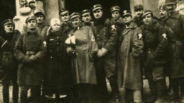 Oddział „straceńcow” por. Romana Abrahama przed ratuszem we Lwowie. 22 listopada 1918 r. Źródło: CAW