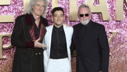 Amerykański aktor Rami Malek, który gra rolę Freddie'ego Mercury, pozuje z członkami zespołu Queen Rogerem Taylorem i Brianem May'em. Fot. PAP/EPA