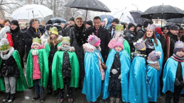 Prezydent Andrzej Duda (C-P) z żoną Agatą Kornhauser-Dudą (C-L) idą w Orszaku Trzech Króli w Wadowicach. Fot. PAP/Ł. Gągulski