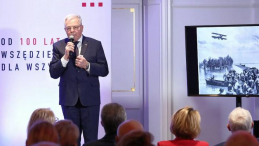 Prezes PCK Stanisław Kracik podczas konferencji prasowej z okazji 100-lecia Polskiego Czerwonego Krzyża. Fot. PAP/T. Gzell
