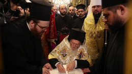 Ekumeniczny Patriarcha Konstantynopola Bartłomiej I podpisał tomos o autokefalii Cerkwi Prawosławnej Ukrainy. Fot. PAP/EPA