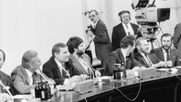 Początek obrad. Od lewej. T. Mazowiecki, L. Wałęsa, W. Frasyniuk, Z. Bujak, B. Geremek. Fot. PAP/CAF
