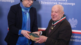 Warszawa, 27.02.2019. Wiceminister kultury Wanda Zwinogrodzka i aktor Stanisław Brudny podczas uroczystości. Wręczenie Medali „Zasłużony Kulturze Gloria Artis” wybitnym przedstawicielom polskiej kultury wyróżniającym się w dziedzinie twórczości artystycznej, działalności kulturalnej oraz ochronie kultury i dziedzictwa narodowego odbyło się w siedzibie MKiDN w Warszawie. Fot. PAP/T. Gzell