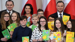 Prezydent Andrzej Duda (P), dziennikarka Anna Popek (C), sekretarz stanu w kancelarii prezydenta minister Adam Kwiatkowski (L) podczas 7. edycji akcji "Kartka dla Kombatanta". Fot. PAP/R. Pietruszka