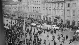 Warszawa, 8 marca 1968 r. Uczestnicy wiecu na UW zaatakowani na Krakowskim Przedmieściu. Fot. PAP/T. Zagoździński