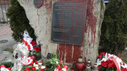 Zdewastowany obelisk upamiętniający Antoniego Bieguna „Sztubaka” i jego żołnierzy w Milówce. Źródło: Oddział IPN w Katowicach