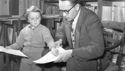 Warszawa 1955. Prozaik, scenarzysta i reżyser filmowy, Tadeusz Konwicki z córką Marią. Fot. PAP/S. Dąbrowiecki