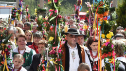 Tradycyjna procesja w Niedzielę Palmową w Tokarni. Fot. PAP/J. Bednarczyk