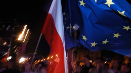 Warszawa, 01.05.2004 r. Flagi Polski i Unii Europejskiej na Placu Zamkowym podczas koncertu "Welcome Europe", z w Warszawie w związku z przystąpieniem Polski do Unii Europejskiej.  PAP/J. Turczyk