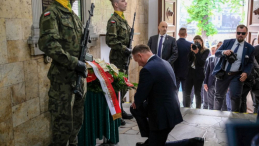 Prezydent Andrzej Duda składa kwiaty przed tablicą upamiętniającą Powstańców Śląskich z Mysłowic i okolic. Fot. PAP/H. Bardo