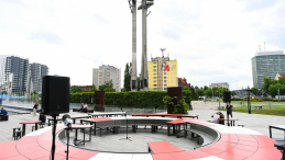 Biało-czerwony stół przed budynkiem Europejskiego Centrum Solidarności w Gdańsku. Fot. PAP/A. Warżawa