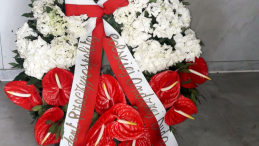 Kwiaty złożone w imieniu Prezydenta Rzeczypospolitej Polskiej Andrzeja Dudy przy grobie na cmentarzu Poggioreale w Neapolu. Źródło: Prezydent.pl