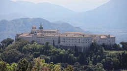 Klasztor benedyktynów na wzgórzu Monte Cassino. Fot. PAP/L. Szymański