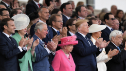 Portsmouth, Wielka Brytania, 05.06.2019. Prezydent Francji Emmanuel Macron (L), premier Wielkiej Brytanii Theresa May (2L), księżę Karol (3L), królowa Elżbieta II (4L), prezydent Stanów Zjednoczonych Donald Trump (5L), pierwsza dama Stanów Zjednoczonych Melania Trump (3P), prezydent Grecji Prokopis Pawlopulos (2P) i kanclerz Niemiec Angela Merkel (P) podczas obchodów upamiętniających 75. rocznicę lądowania sił sprzymierzonych w Normandii, 5 bm. w Portsmouth. Fot. PAP/R. Pietruszka