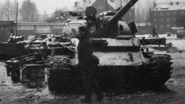 Katowice 16.12.1981. Pacyfikacja Kopalni Węgla Kamiennego Wujek. Doszło do masakry górników strajkujących (strajk okupacyjny) przeciw ogłoszeniu stanu wojennego. Podczas pacyfikacji siłami milicji i wojska śmierć poniosło 9 górników, a kilkudziesięciu innych zostało rannych. Nz. górnik przy porzuconym czołgu po szturmie ZOMO, milicji i wojska na kopalnię. Fot. PAP/M. Janicki