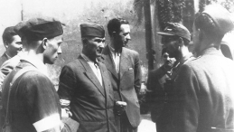 Antoni Chruściel (w środku) i Tadeusz Żenczykowski „Kania” (obok z prawej) w trakcie Powstania Warszawskiego. Źródło: Wikimedia Commons