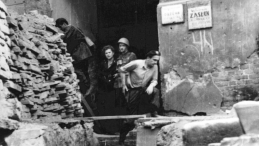 Warszawa. 20 sierpnia 1944 r. Barykada i okopy przy ul. Zielnej 30. Fot. PAP/Alamy