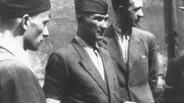 Gen. Antoni Chruściel (w środku) podczas Powstania Warszawskiego. Źródło: Wikimedia Commons