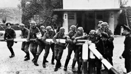 Łamanie szlabanu granicznego przez żołnierzy niemieckiej armii. Sopot, 1 września 1939 r. Fot. PAP/Reprodukcja