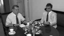 Warszawa, 1992-06-22. Prezydent Lech Wałęsa  przyjął premiera Waldemara Pawlaka. PAP/MON/mky