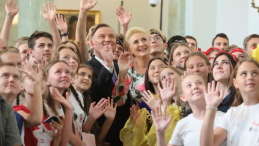 Prezydent Andrzej Duda (centrum-L) z małżonką Agatą Kornhauser-Dudą (centrum-P) podczas spotkania z młodzieżą polonijną uczestniczącą w projekcie "Polska jest w Tobie" w Pałacu Prezydenckim w Warszawie. Fot. PAP/P. Supernak