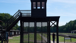 Główna brama, zwana „Bramą śmierci” do byłego niemieckiego obozu koncentracyjnego KL Stutthof na terenie Muzeum Stutthof w Sztutowie. Fot. PAP/A. Warżawa