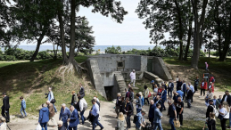 Uczestnicy rejsu inaugurującego projekt Muzeum na wodzie zwiedzają Westerplatte. Fot. PAP/A. Warżawa