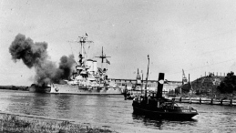 Niemiecki okręt Schleswig-Holstein ostrzeliwuje polską placówkę na Westerplatte. 01.09.1939. Fot. PAP/Archiwum