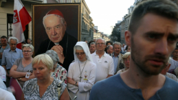 Warszawa, 06.08.2015. Uczestnicy 304. Warszawskiej Pieszej Pielgrzymki na Jasną Górę, 6 bm. w Warszawie. Ze stolicy wyruszyło kilka tysięcy pielgrzymów, którzy po przejściu ok. 250 km. dojdą 14 sierpnia do Częstochowy, gdzie wezmą udział w święcie Wniebowzięcia Najświętszej Maryi Panny. Fot. PAP/T. Gzell 