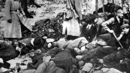 Zakopywanie ciał po niemieckiej egzekucji na Polakach; widoczni policjanci niemieccy. 1940-1944. Fot. NAC